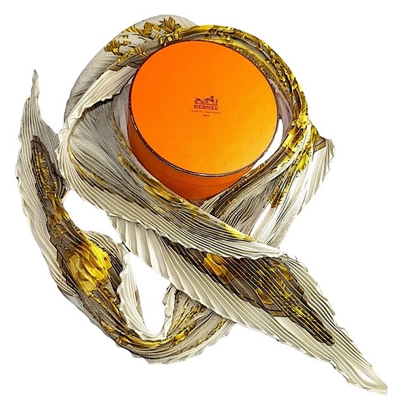 HERMÈS COSMOS Pleats Carre Silk 100% Scarf W/Box - Picture 2 of 14